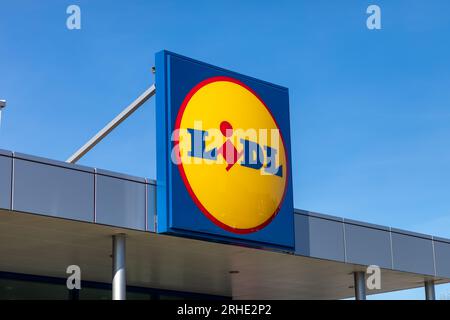 Valjevo, Serbia - 24 marzo 2023: Cartello della catena di supermercati LIDL. LIDL è una catena tedesca di supermercati a prezzi scontati, con sede a Neckarsulm, Baden-Wuerttem Foto Stock
