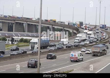 Vilvoorde, Belgio. 16 agosto 2023. Il viadotto di Vilvoorde raffigurato in vista dell'inizio di una ristrutturazione completa del cosiddetto "Viaduct van Vilvoorde - Viaduc de Vilvorde - Vilvoorde fly-over", mercoledì 16 agosto 2023, a Vilvoorde. Il ponte, ufficialmente chiamato "Viaduct Zeekanaal Brussel-Schelde", fa parte dell'autostrada circolare Ring 0 intorno a Bruxelles ed è stato costruito per la prima volta negli anni settanta del secolo scorso. La ristrutturazione della struttura complessiva, della sua struttura portante e dell'interno richiederà 8 anni. BELGA PHOTO NICOLAS MAETERLINCK Credit: Belga News Agency/Alamy Live News Foto Stock