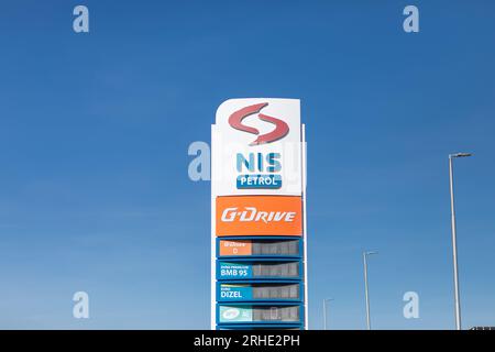 Valjevo, Serbia - 24 marzo 2023: Logo della stazione di servizio NIS. La NIS benzina, industria petrolifera serba, è una multinazionale serba petrolifera e. Foto Stock