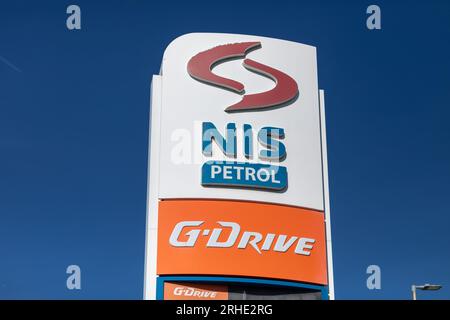 Valjevo, Serbia - 24 marzo 2023: Logo della stazione di servizio NIS. La NIS benzina, industria petrolifera serba, è una multinazionale serba petrolifera e. Foto Stock