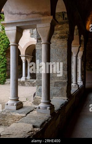 Chiostro superiore del monastero di Sant Pere de Rodes (Alt Empordà, Girona, Catalogna, Spagna) ESP: Claustro superior de Sant Pere de Rodes (Gerona) Foto Stock