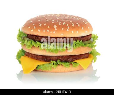 Grande hamburger con due cotolette di manzo su sfondo bianco in primo piano Foto Stock