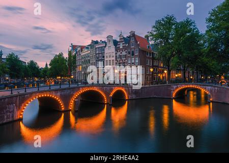 Una serata d'estate con la famosa vista all'angolo tra il Keizersgracht e Leidsegracht nel centro di Amsterdam, Paesi Bassi. Foto Stock