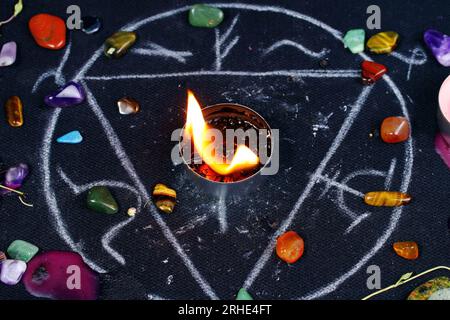 Sfondo rituale magico nero con altare magico, candele, cristalli ed erbe. Rito stregone di stregoneria e occultismo. Occulto di Halloween, esoterico a Foto Stock