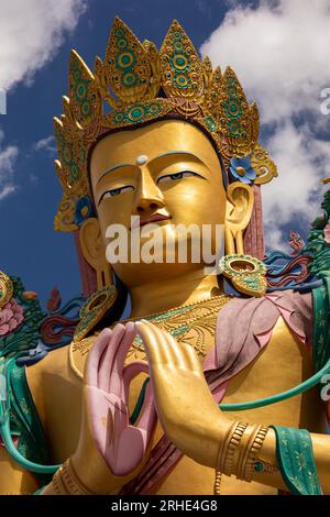 India, Ladakh, Nubra Valley, Diskit, statua Gyalwa Chamba (Buddha Maitreya), testa dorata corona e dettagli del volto Foto Stock