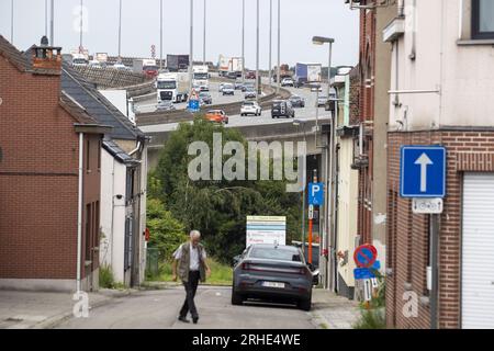 Vilvoorde, Belgio. 16 agosto 2023. Il viadotto di Vilvoorde raffigurato in vista dell'inizio di una ristrutturazione completa del cosiddetto "Viaduct van Vilvoorde - Viaduc de Vilvorde - Vilvoorde fly-over", mercoledì 16 agosto 2023, a Vilvoorde. Il ponte, ufficialmente chiamato "Viaduct Zeekanaal Brussel-Schelde", fa parte dell'autostrada circolare Ring 0 intorno a Bruxelles ed è stato costruito per la prima volta negli anni settanta del secolo scorso. La ristrutturazione della struttura complessiva, della sua struttura portante e dell'interno richiederà 8 anni. BELGA PHOTO NICOLAS MAETERLINCK Credit: Belga News Agency/Alamy Live News Foto Stock