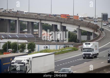 Vilvoorde, Belgio. 16 agosto 2023. Il viadotto di Vilvoorde raffigurato in vista dell'inizio di una ristrutturazione completa del cosiddetto "Viaduct van Vilvoorde - Viaduc de Vilvorde - Vilvoorde fly-over", mercoledì 16 agosto 2023, a Vilvoorde. Il ponte, ufficialmente chiamato "Viaduct Zeekanaal Brussel-Schelde", fa parte dell'autostrada circolare Ring 0 intorno a Bruxelles ed è stato costruito per la prima volta negli anni settanta del secolo scorso. La ristrutturazione della struttura complessiva, della sua struttura portante e dell'interno richiederà 8 anni. BELGA PHOTO NICOLAS MAETERLINCK Credit: Belga News Agency/Alamy Live News Foto Stock