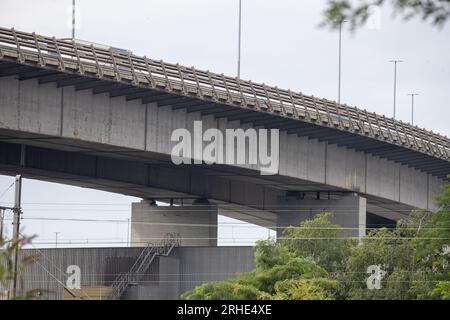 Vilvoorde, Belgio. 16 agosto 2023. Il viadotto di Vilvoorde raffigurato in vista dell'inizio di una ristrutturazione completa del cosiddetto "Viaduct van Vilvoorde - Viaduc de Vilvorde - Vilvoorde fly-over", mercoledì 16 agosto 2023, a Vilvoorde. Il ponte, ufficialmente chiamato "Viaduct Zeekanaal Brussel-Schelde", fa parte dell'autostrada circolare Ring 0 intorno a Bruxelles ed è stato costruito per la prima volta negli anni settanta del secolo scorso. La ristrutturazione della struttura complessiva, della sua struttura portante e dell'interno richiederà 8 anni. BELGA PHOTO NICOLAS MAETERLINCK Credit: Belga News Agency/Alamy Live News Foto Stock