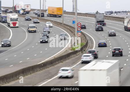 Vilvoorde, Belgio. 16 agosto 2023. Il viadotto di Vilvoorde raffigurato in vista dell'inizio di una ristrutturazione completa del cosiddetto "Viaduct van Vilvoorde - Viaduc de Vilvorde - Vilvoorde fly-over", mercoledì 16 agosto 2023, a Vilvoorde. Il ponte, ufficialmente chiamato "Viaduct Zeekanaal Brussel-Schelde", fa parte dell'autostrada circolare Ring 0 intorno a Bruxelles ed è stato costruito per la prima volta negli anni settanta del secolo scorso. La ristrutturazione della struttura complessiva, della sua struttura portante e dell'interno richiederà 8 anni. BELGA PHOTO NICOLAS MAETERLINCK Credit: Belga News Agency/Alamy Live News Foto Stock