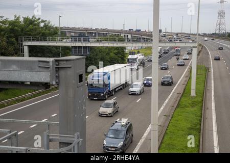 Vilvoorde, Belgio. 16 agosto 2023. Il viadotto di Vilvoorde raffigurato in vista dell'inizio di una ristrutturazione completa del cosiddetto "Viaduct van Vilvoorde - Viaduc de Vilvorde - Vilvoorde fly-over", mercoledì 16 agosto 2023, a Vilvoorde. Il ponte, ufficialmente chiamato "Viaduct Zeekanaal Brussel-Schelde", fa parte dell'autostrada circolare Ring 0 intorno a Bruxelles ed è stato costruito per la prima volta negli anni settanta del secolo scorso. La ristrutturazione della struttura complessiva, della sua struttura portante e dell'interno richiederà 8 anni. BELGA PHOTO NICOLAS MAETERLINCK Credit: Belga News Agency/Alamy Live News Foto Stock