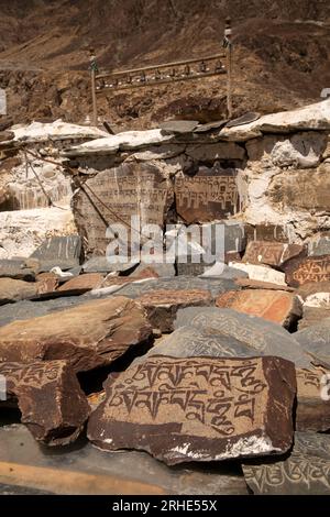 India, Ladakh, Nubra Valley, Hunder Gompa, Skalzang mani Wall, pietre con mantra inciso in alfabeto tibetano Foto Stock