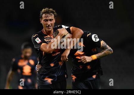 Mergim Vojvoda (Torino FC) e Ivan Ilic (Torino FC) festeggiano dopo il gol del 2-1 durante il round di Coppa Italia del 32 tra Torino FC e. Foto Stock
