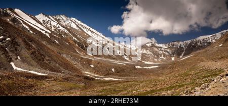 India, Ladakh, Khardung la, montagne a circa 5620 m, passo di 18000 piedi sulla strada più alta del mondo, panoramica Foto Stock
