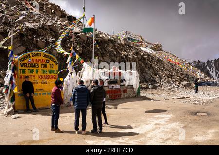 India, Ladakh, Khardung la, i visitatori a 5620 m passano sulla strada più alta del mondo Foto Stock