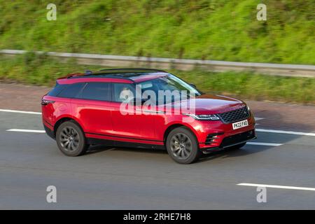 2022 2022 Land Rover R Rover Velar R-Dyn se PHEV A P400e 404 PHEV 300 CV + 143 CV motore 13,6 kWh batteria Stop/Start automatico SUV auto rosso ibrido elettrico 1997 cc che viaggia a velocità sostenuta sull'autostrada M6 a Greater Manchester, Regno Unito Foto Stock