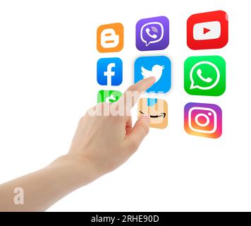 Mano di donna che spinge l'icona delle app di social media virtuali su uno sfondo bianco, scelta del concetto di app di social media Foto Stock