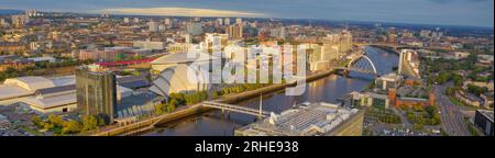 Glasgow Arc e Bells Bridge sul fiume Clyde a Finnieston al tramonto Foto Stock