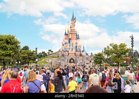 Visitatori di fronte al castello di Disneyland Paris, disneyland Main Street, Disneyland Paris France Europe Foto Stock