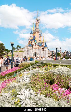 Fiori colorati di fronte al Castello di Disneyland Paris, Disneyland Paris, Francia Europa in una giornata di sole in estate. Foto Stock