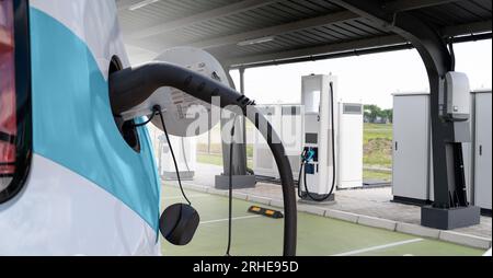 Stazione di ricarica per veicoli elettrici che preleva energia dai pannelli solari Foto Stock