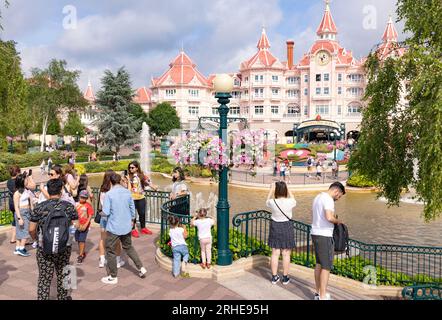 I visitatori all'ingresso di Disneyland Paris, attraverso l'hotel Disneyland, Disney, Parigi Francia Foto Stock