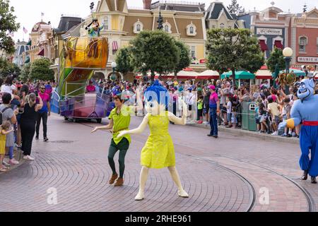 Disneyland Paris - la parata Disney con i personaggi disney Peter Pan, Joy e The Genie che ballano di fronte ai visitatori; Disneyland Paris, Francia Foto Stock