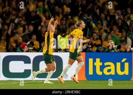 Sydney, Australia. 29 luglio 2023. Sydney, Australia, 16 agosto 2023: Caitlin Foord (9 Australia) e Clare Hunt (15 Australia) celebrano il gol di Sam Kerr (20 Australia) durante la semifinale di Coppa del mondo femminile FIFA 2023 tra Australia e Inghilterra allo Stadium Australia di Sydney, Australia. (NOE Llamas/SPP) credito: SPP Sport Press Photo. /Alamy Live News Foto Stock