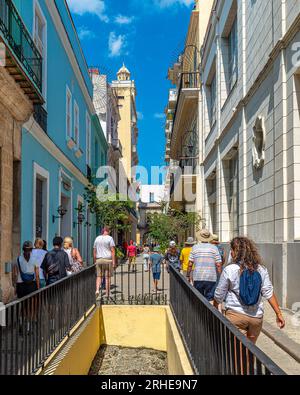 Cuba Havana. Turisti per le strade della vecchia Havana. Ristoranti, caffè... In queste piazze fioriscono il commercio, i musicisti di strada e i turisti. Foto Stock