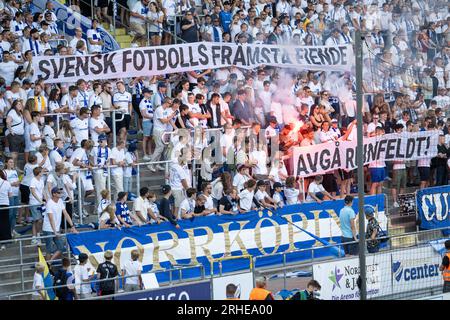 I tifosi di Pechino dell'IFK Norrköping bruciarono i bengala e protestarono contro il nuovo presidente della federazione calcistica svedese Foto Stock