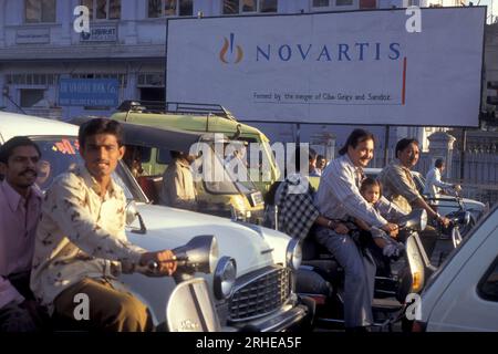 Una pubblicità della società farmaceutica svizzera Novartis nella città di Surat, nella provincia del Gujarat, in India. India, Gujarat, aprile 1998 Foto Stock