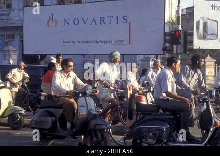 Una pubblicità della società farmaceutica svizzera Novartis nella città di Surat, nella provincia del Gujarat, in India. India, Gujarat, aprile 1998 Foto Stock