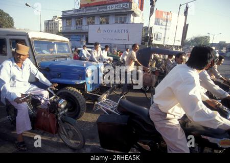 Una pubblicità della società farmaceutica svizzera Novartis nella città di Surat, nella provincia del Gujarat, in India. India, Gujarat, aprile 1998 Foto Stock