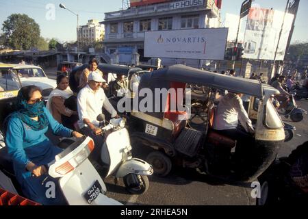 Una pubblicità della società farmaceutica svizzera Novartis nella città di Surat, nella provincia del Gujarat, in India. India, Gujarat, aprile 1998 Foto Stock