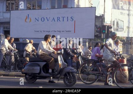 Una pubblicità della società farmaceutica svizzera Novartis nella città di Surat, nella provincia del Gujarat, in India. India, Gujarat, aprile 1998 Foto Stock