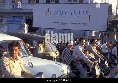 Una pubblicità della società farmaceutica svizzera Novartis nella città di Surat, nella provincia del Gujarat, in India. India, Gujarat, aprile 1998 Foto Stock