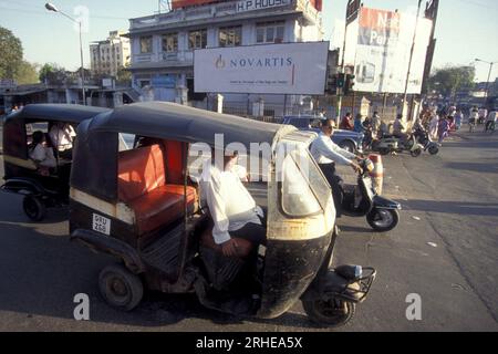 Una pubblicità della società farmaceutica svizzera Novartis nella città di Surat, nella provincia del Gujarat, in India. India, Gujarat, aprile 1998 Foto Stock