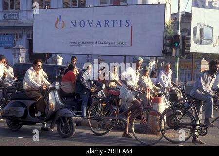 Una pubblicità della società farmaceutica svizzera Novartis nella città di Surat, nella provincia del Gujarat, in India. India, Gujarat, aprile 1998 Foto Stock