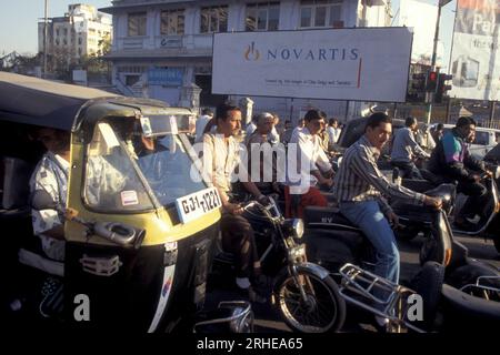 Una pubblicità della società farmaceutica svizzera Novartis nella città di Surat, nella provincia del Gujarat, in India. India, Gujarat, aprile 1998 Foto Stock