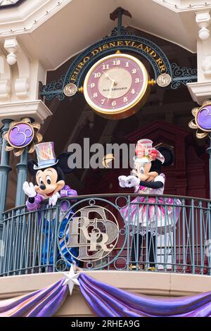 Topolino e Minnie mouse all'ingresso di Disneyland Paris salutano i visitatori; Topolino e Minnie Disneyland Paris, Francia Europa Foto Stock