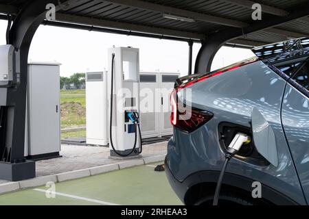 Stazione di ricarica per veicoli elettrici che preleva energia dai pannelli solari Foto Stock