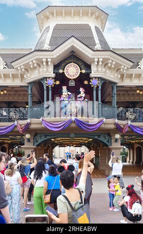 Topolino e Minnie all'ingresso di Disneyland Paris salutano i visitatori; Topolino e Minnie Disneyland Paris, Francia Europa Foto Stock