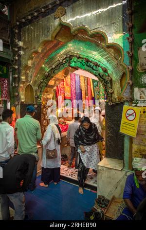 India, Delhi, Nizamuddin West, sale all'ingresso del santuario Dargah Nizamuddin Aulia Foto Stock