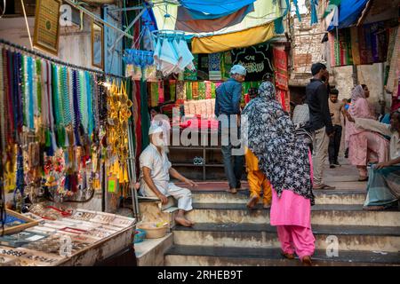 India, Delhi, Nizamuddin West, bancarelle sulla strada per Dargah Nizamuddin Aulia Foto Stock