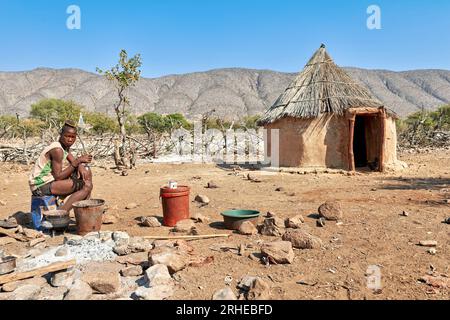 Namibia. La vita in un Himba Village. Regione di Kunene Foto Stock