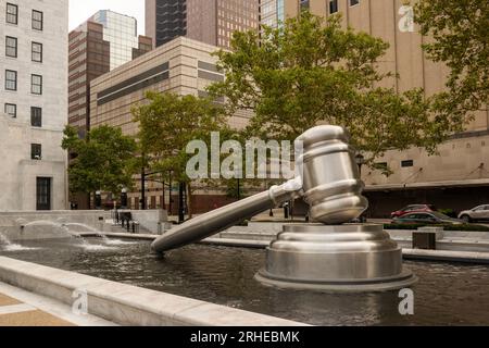 Il martelletto più grande del mondo in una piscina riflettente presso il centro giudiziario dell'Ohio, sede della Corte Suprema dell'Ohio nel centro di Columbus Foto Stock