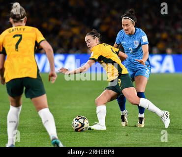 Sydney, Australia. 16 agosto 2023. L'australiana Caitlin Foord affronta l'inglese Lucy Bronze durante la semifinale della Coppa del mondo femminile FIFA 2023 allo Stadium Australia di Sydney (Kleber Osorio) credito: Kleber Osorio/ Alamy Live News Foto Stock