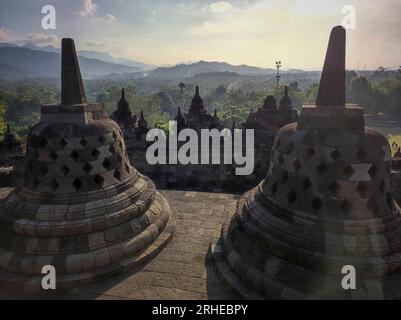 Stupa nel parco del tempio di Borobudur, Indonesia Foto Stock
