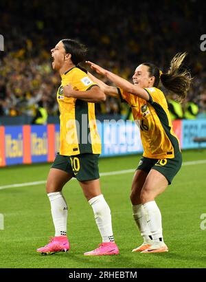 Sydney, Australia. 16 agosto 2023. Sam Kerr e Hayley Raso australiani celebrano il gol dell'Australia durante la semifinale della Coppa del mondo femminile 2023 allo Stadium Australia di Sydney (Kleber Osorio) crediti: Kleber Osorio/ Alamy Live News Foto Stock