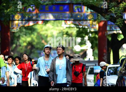 PECHINO, CINA - 16 AGOSTO 2023 - i turisti visitano l'Imperial College (Guozijian) Street a Pechino, Cina, 16 agosto 2023. Durante le vacanze estive Foto Stock