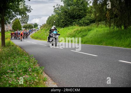 Post Nord Danmark Rund visita Gjern e le Lake Highlands durante il tour del 2023 Foto Stock